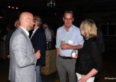 v.l.n.r. Tim Rozendaal van de VGB in gesprek met Peter van Nieuwkoop van Naktuinbouw en Eline van den Berg van Royal FloraHolland.